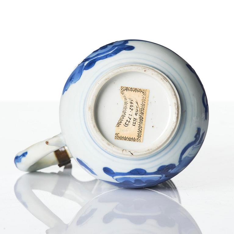Kanna med lock, porslin. Qingdynastin, Kangxi (1662-1722).