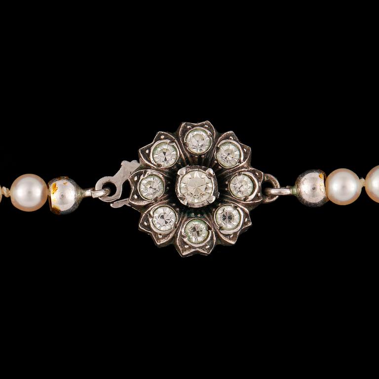 COLLIER, odlade saltvattenspärlor, lås silver med  pastestenar.