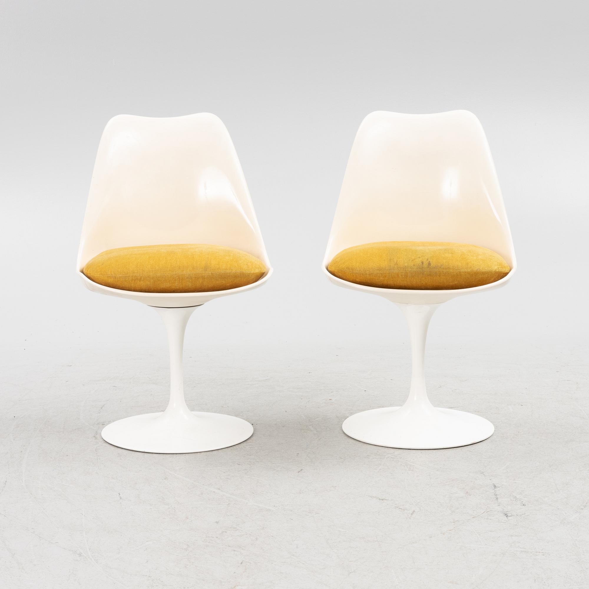 Eero Saarinen, a "Tulip" dining table with four chairs, 1970's.