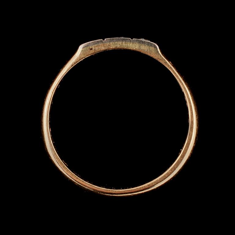 RING, 20k guld med tre fasettslipade diamanter, Evald Pettersson, Skövde, 1931. Vikt 3 g.