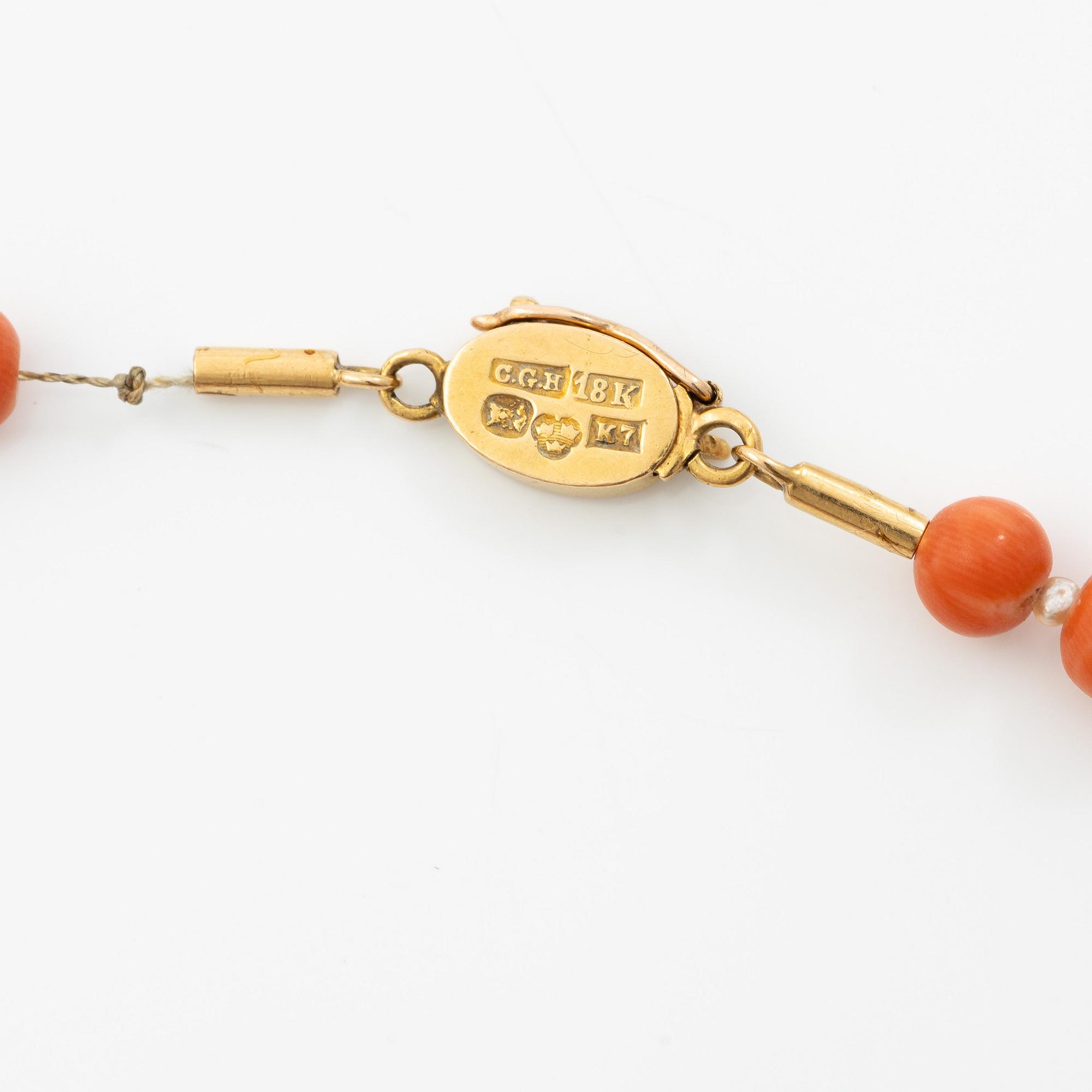 Necklace with graduated coral and seed pearls, clasp 18K gold.