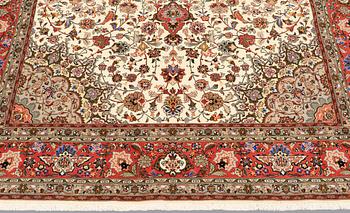A carpet, Täbriz part silk, 306 x 200 cm.