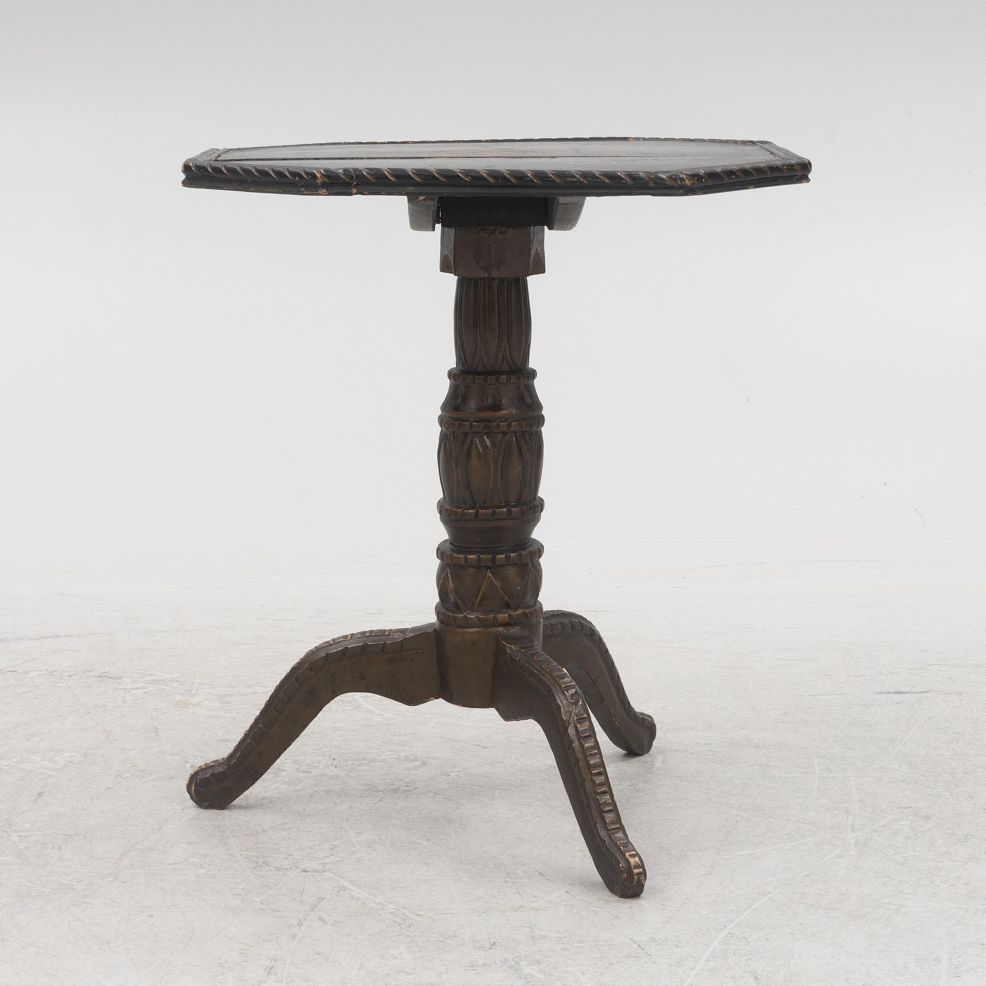 Table on a pillar base, 19th century.