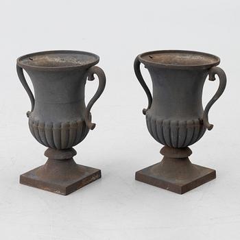 Trädgårdsurnor, ett par, sent 1900-tal.
