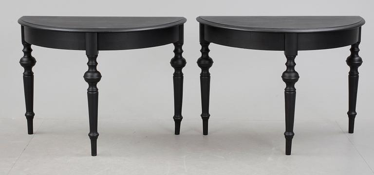 MÅNBORD / KONSOLBORD, ett par, 1800-tal.