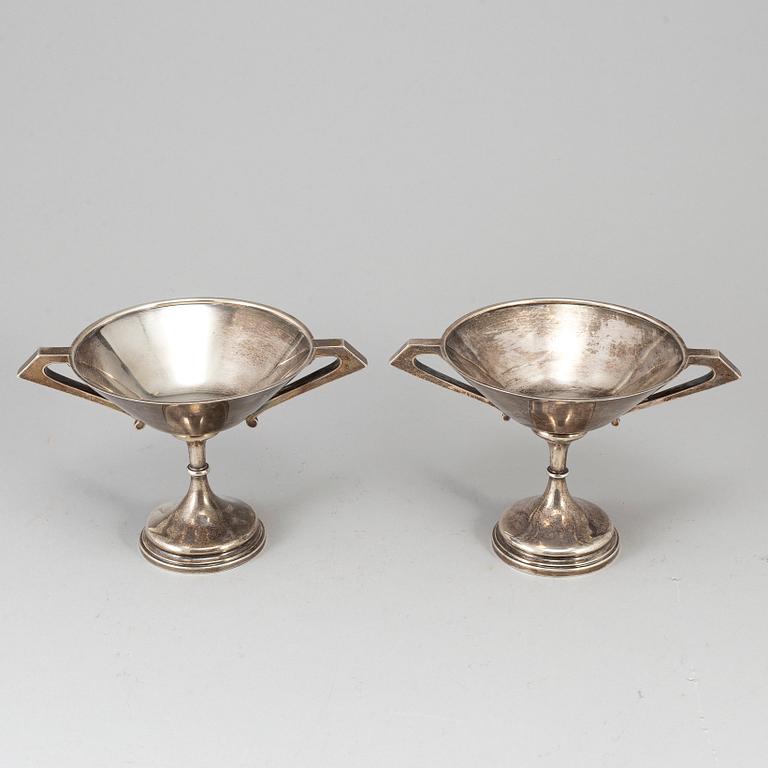 A pair of silver bowls, Walker & Hall, Sheffield 1913.