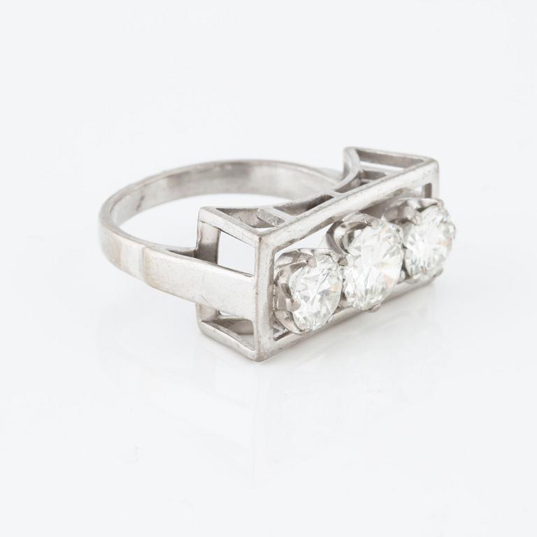 RING, med tre briljantslipade diamanter, totalt ca 2.30 ct.