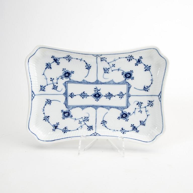 A Musselmalet 25 pcs porcelain service Royal Copenhagen Denmark 1870-1984.