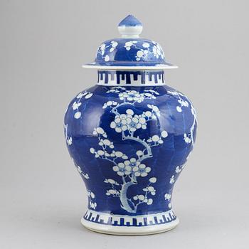 A blue and white jar cover, Qing dynasty, first half of 20th Century.