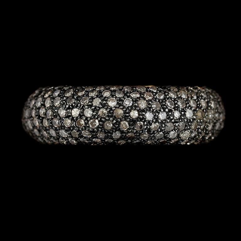 RING, svärtat och förgyllt silver, diamanter tot ca 2.80 ct.
