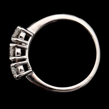 RING, 18K vitguld, 3 briljantslipade diamanter tot ca 1.15 ct.
