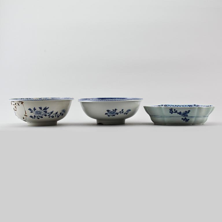 BÅLSKÅLAR, 2 st samt SKÅLFAT, porslin, Kina, 1700-tal.