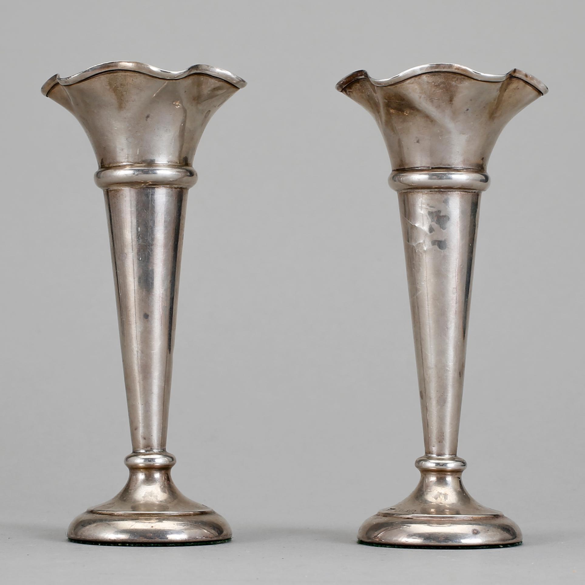 VASER, ett par, silver, Walker & Hall, Sheffield, England, 1921.