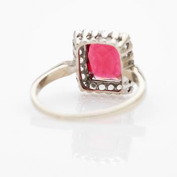 Ring, 18K white gold with synthetic white stones and a red stone.