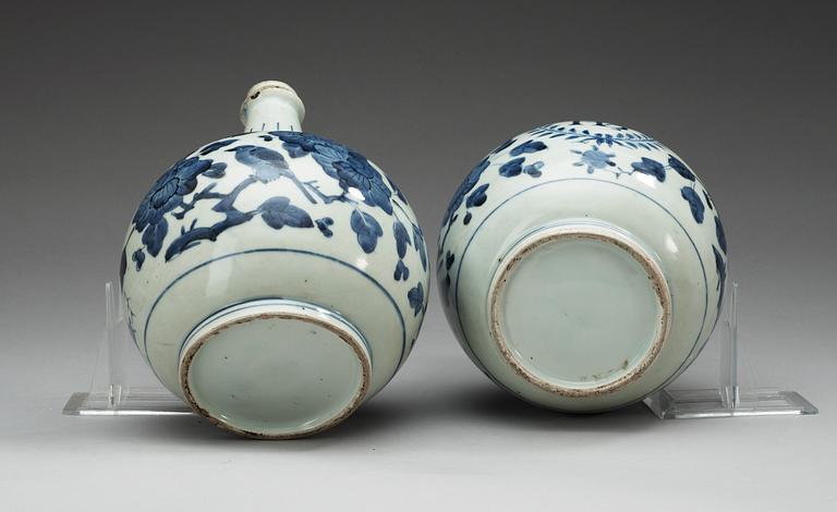 A pair of Japanese blue and white bottles, Edo period (1603-1868). Tokugawa.