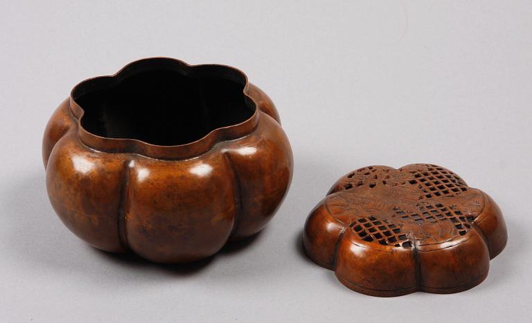 ASK MED LOCK, koppar. Kina 1900/2000-tal.