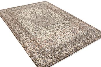 A Kashan carpet, c. 338 x 236 cm.