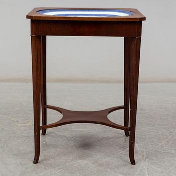 A blue and white serving dish, Qing dynasty, Qianlong (1736-95).