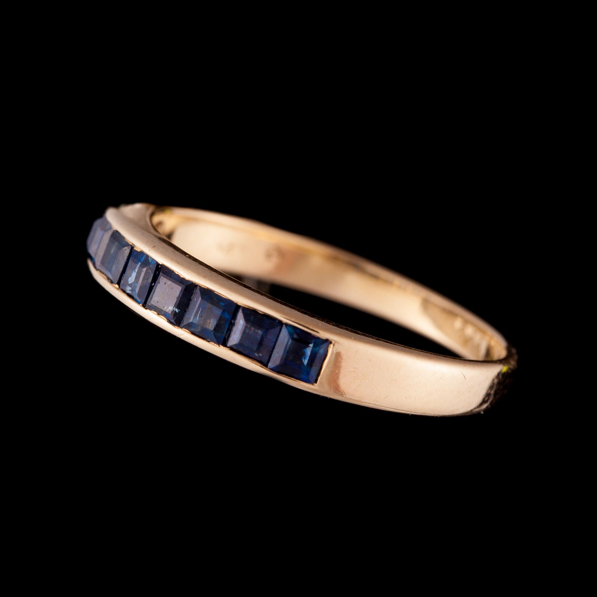 RING, 14K guld, carréslipade safirer. Vikt ca 2,2 g.
