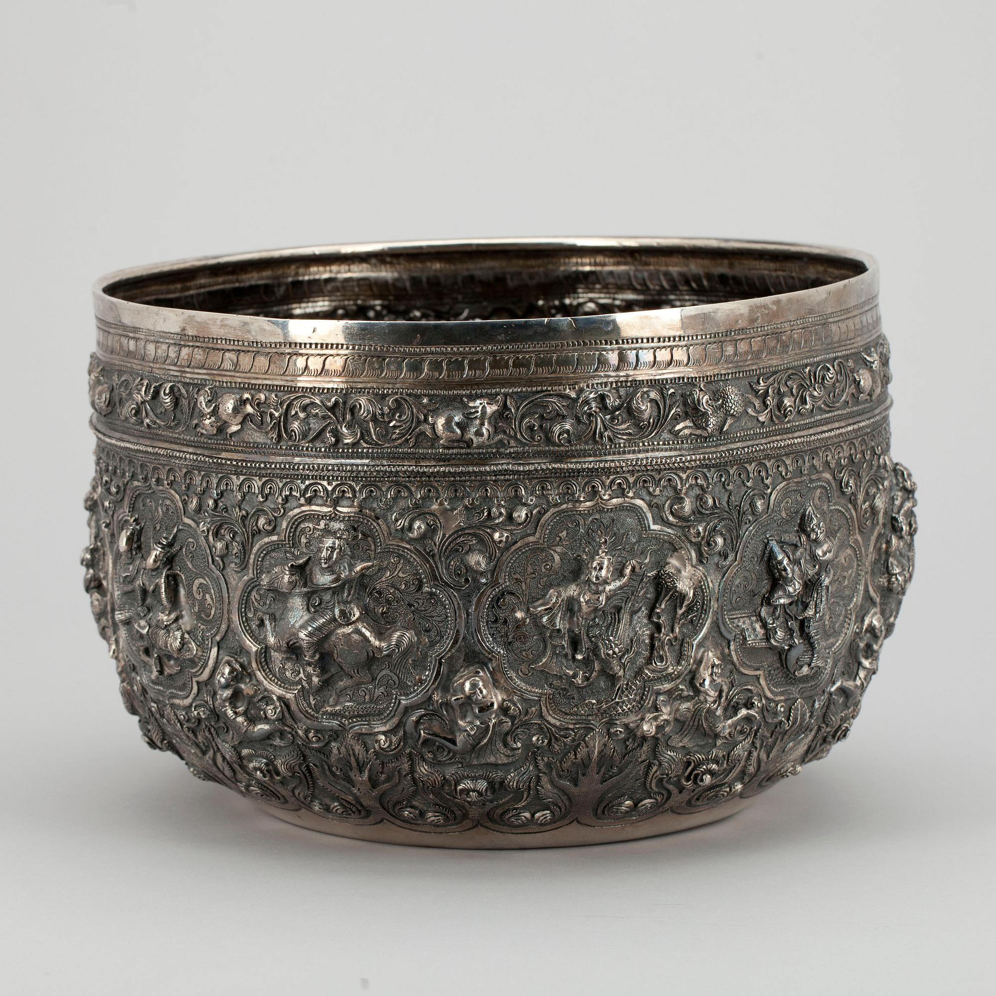 SKÅL, silver, troligen Indien. 1900-talets första hälft. Vikt 2067 g.