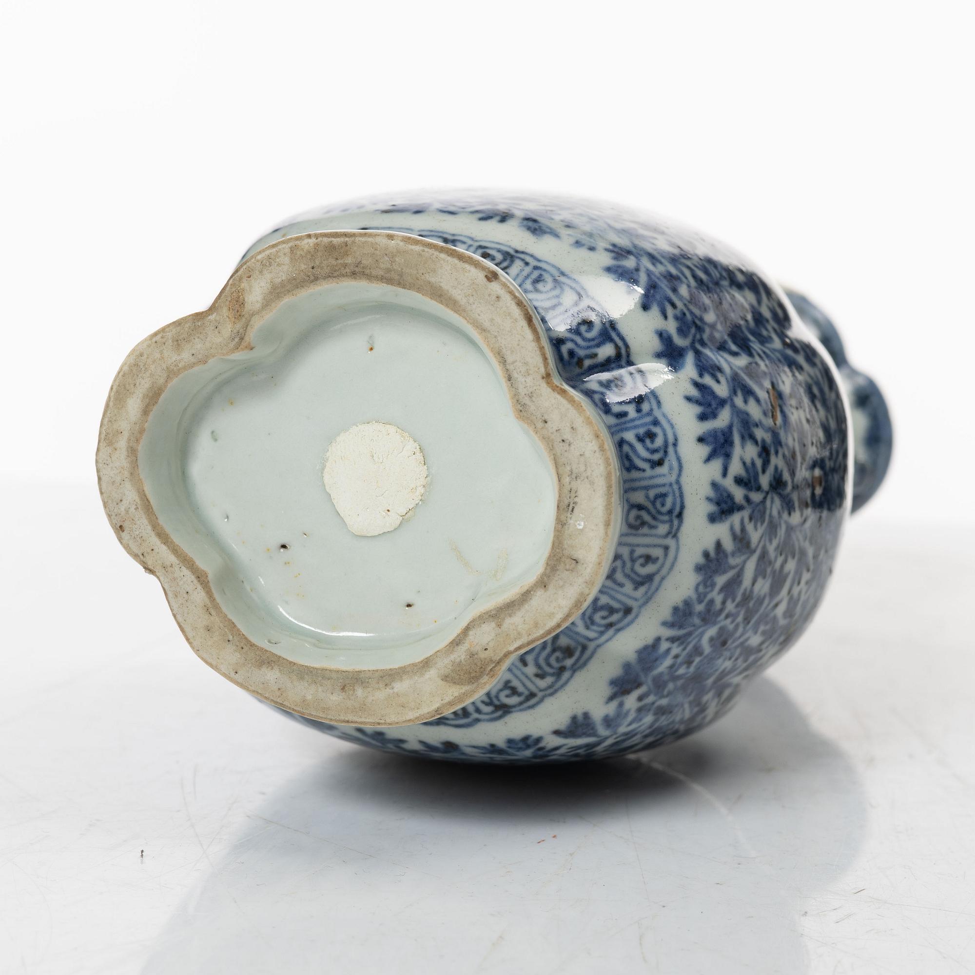 A Chinese blue and white porcelain vase, Qing dynasty, 18th century.