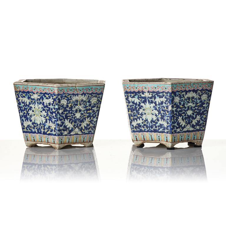 Ytterfoder, två stycken, porslin. Sen Qingdynasti/tidigt 1900-tal.