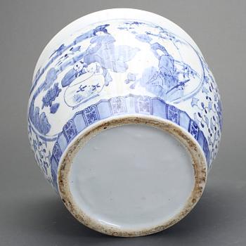 FISKBASÄNG, porslin, Kina, 1900/2000-tal.