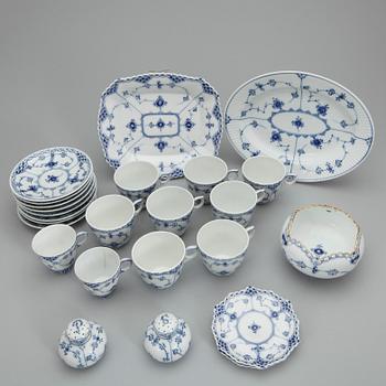 MOCCA samt KAFFESERVISDELAR, 13 st, "Musselmalet", Royal Copenhagen, Danmark, 1900-talets andra hälft.