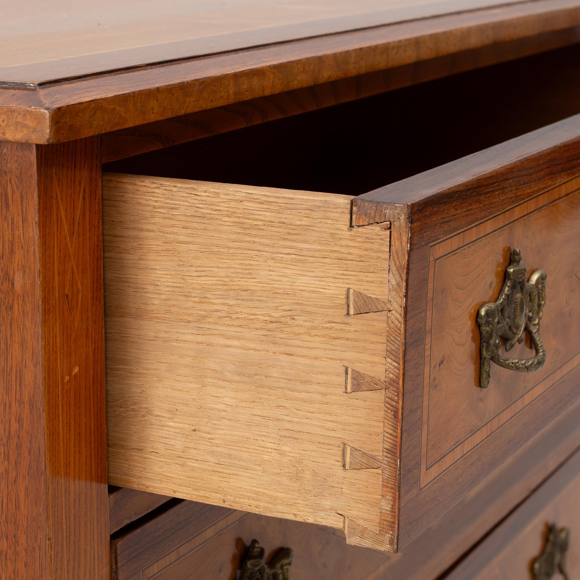 Byrå, sengustaviansk stil, omkring år 1900.