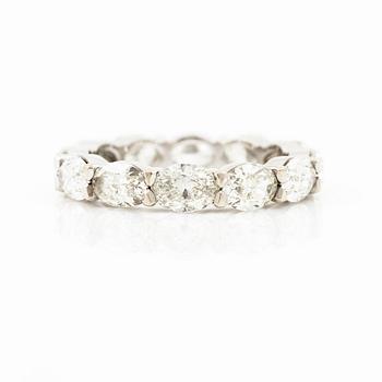 Ring, full eternity band in 18K white gold with oval-cut diamonds.