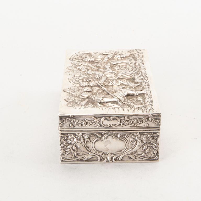 J. L SCHLINGLOFF, a german Hanau early 20th century silver box. Weight 400 gram.