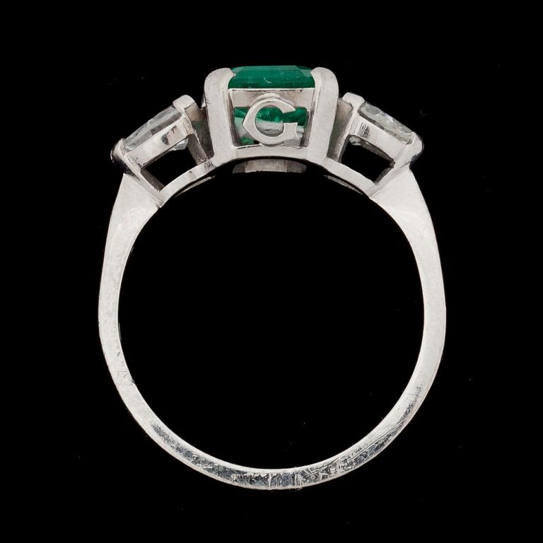 RING, 18k vitguld med smaragd ca 1,55 ct och diamanter ca 0,52 ct. Vikt 4,5 g.