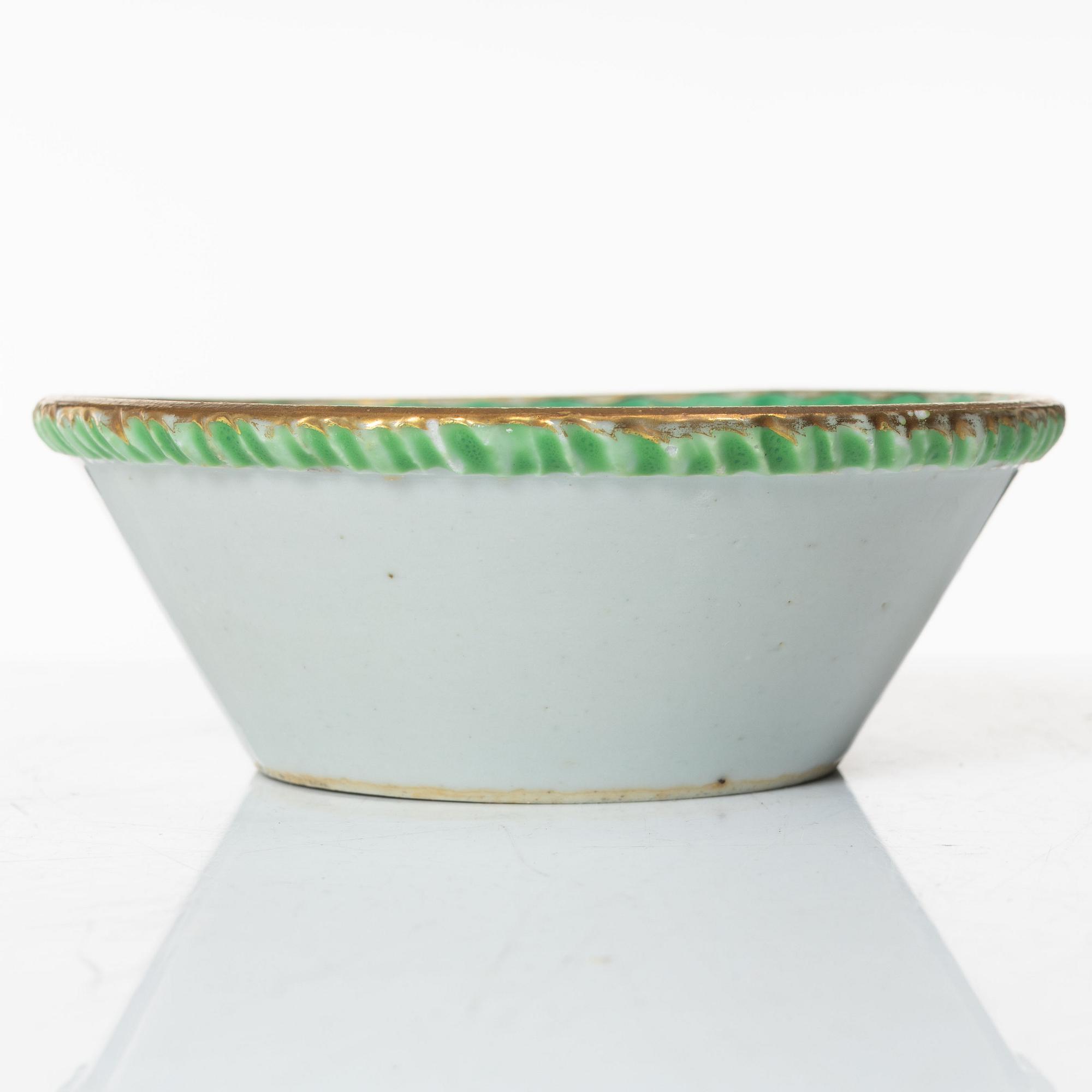 A set of six Chinese export porcelain service pieces, Qing dynasty, Qianlong (1736-95).