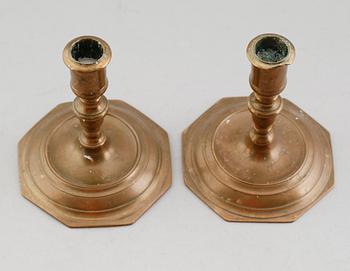 LJUSSTAKAR, 1 par, mässing, 1700-tal.