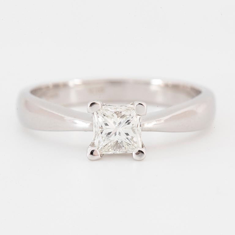 Princess-cut 0,70 ct diamond ring. GIA- report.