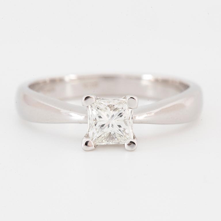 ENSTENSRING, med prinsesslipad diamant 0,70 ct. Medföljande GIA-certifikat.