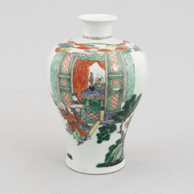 Six pieces of Japanese and Chinese porcelain, 18th-20th century.