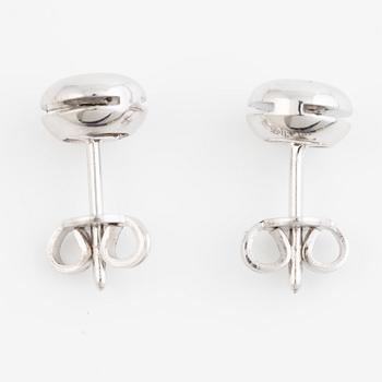 Earrings 18K white gold with colour-treated green brilliant-cut diamonds.