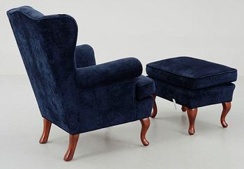 FÅTÖLJ MED FOTPALL. 1900/2000-tal.