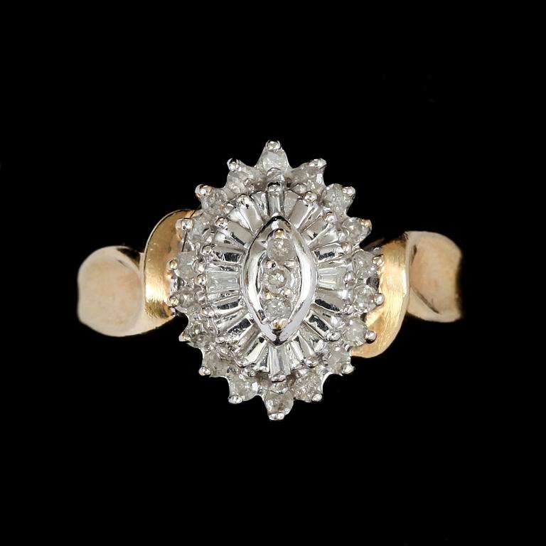 RING, 10k guld med briljantslipade diamanter, tot ca 0,25 ct. Vikt 3 g.