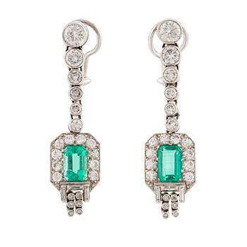 550. A pair of earrings in 18K white gold set with faceted emeralds and round brilliant- and eight-cut diamonds.