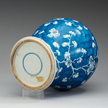 A blue and white jar, Qing dynasty, Kangxi (1662-1722).