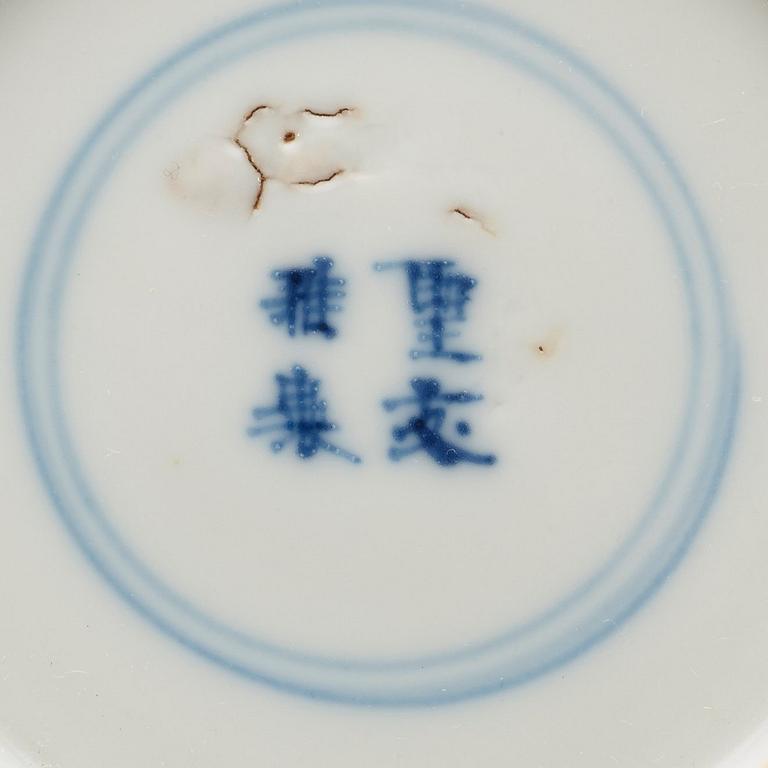 KOPPAR med FAT, fyra stycken, porslin. Qingdynastin Kangxi (1662-1722).