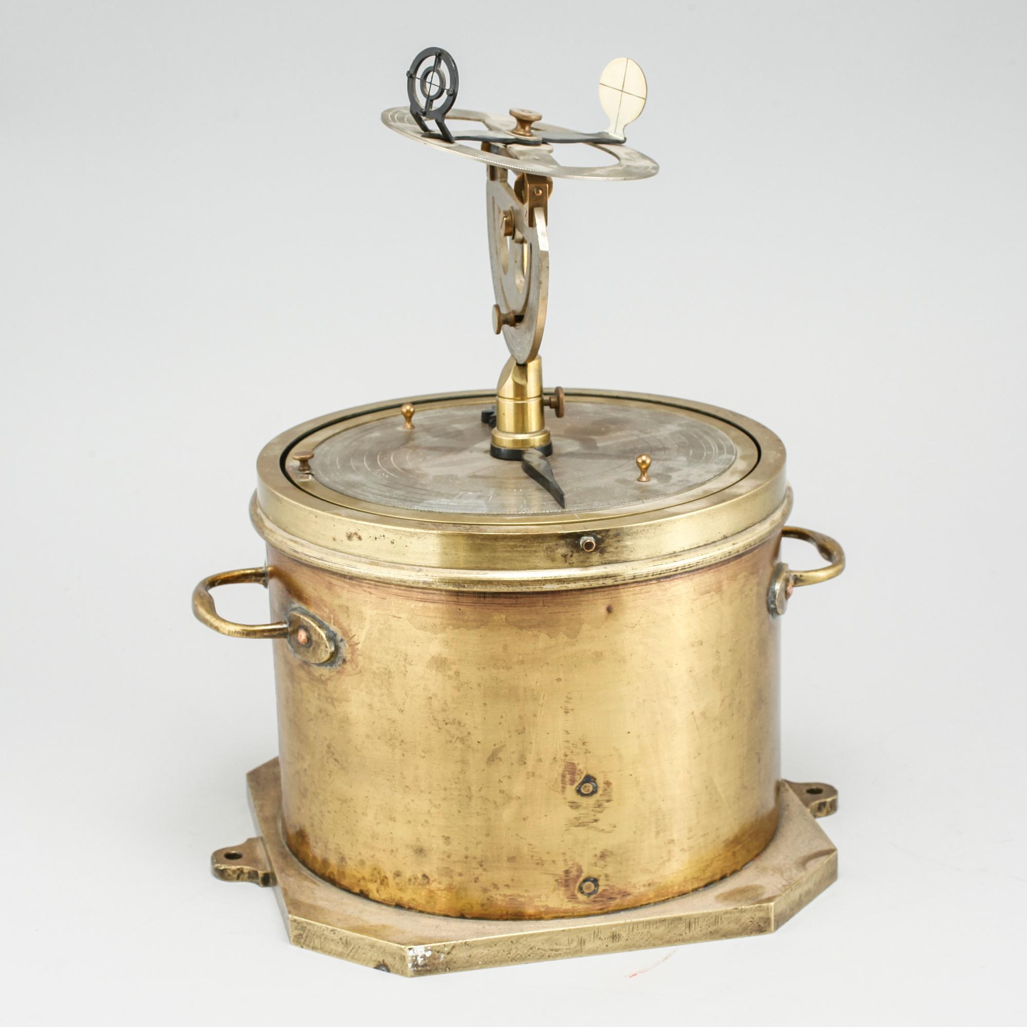 A nautical instrument named "Navisazimut" from A Lindblad and FW Gleerup in Stockholm, made around 1900.