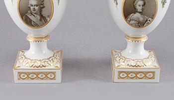 LOCKURNOR, ett par, porslin, Royal Copenhagen, tidigt 1900-tal.