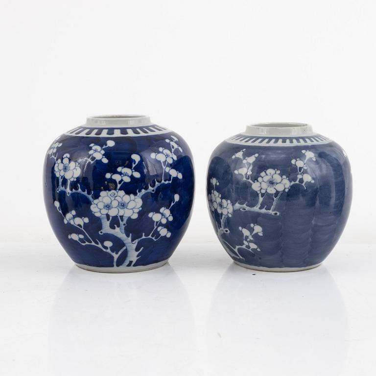 Parti vaser och bojaner, 11 delar, porslin, Kina, sen Qingdynasti.