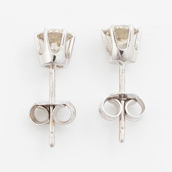 Örhängen, ett par, 14K vitguld med bruntonade briljantslipade diamanter.