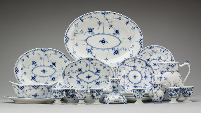 SERVISDELAR, 31 delar, porslin, "Musselmalet", Royal Copenhagen.