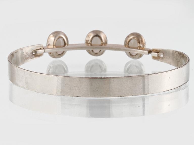 ARMRING, silver med fasettslipad rökkvarts, Turku, Finland, 1962. Vikt 13,9 gram.