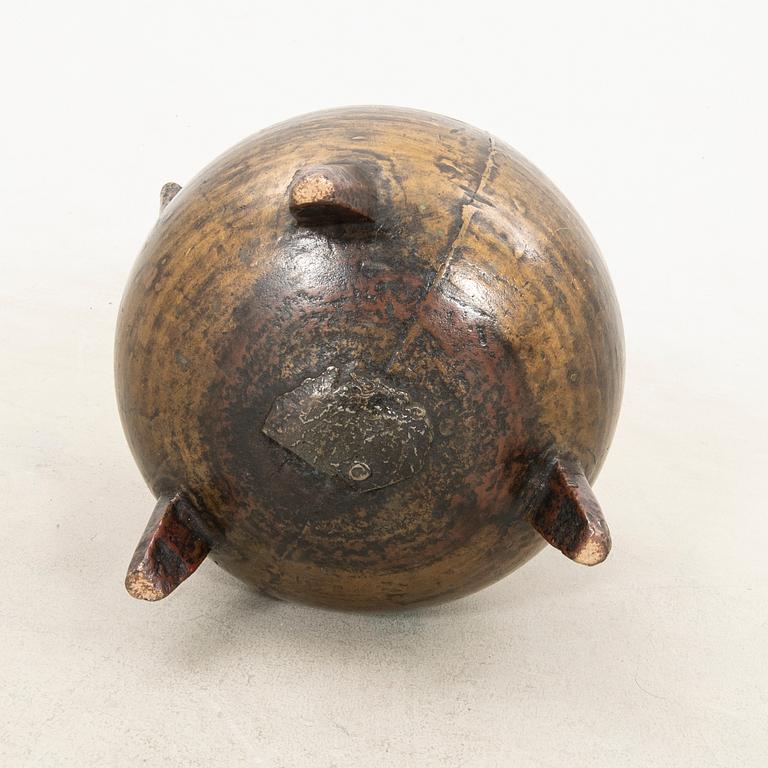 Pot 18th century or earlier.